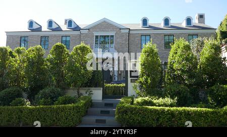 Beverly Hills, Californie, USA 7 décembre 2024 actrices Ashley Olson et Mary-Kate Olson, The Olson Twins former Home/House au 801 N. Alpine Drive le 7 décembre 2024 à Beverly Hills, Californie, USA. Photo de Barry King/Alamy Stock photo Banque D'Images