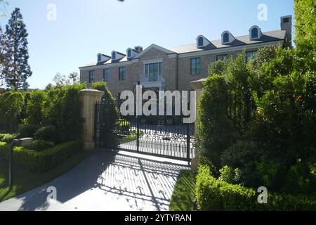 Beverly Hills, Californie, USA 7 décembre 2024 actrices Ashley Olson et Mary-Kate Olson, The Olson Twins former Home/House au 801 N. Alpine Drive le 7 décembre 2024 à Beverly Hills, Californie, USA. Photo de Barry King/Alamy Stock photo Banque D'Images