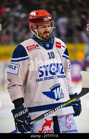 Mirko Hoefflin (Schwenninger Wild Wings, #10), GER, Fischtown Pinguins Bremerhaven v. Schwenninger Wild Wings, Eishockey, DEL, 24. Spieltag, saison 2024/2025, 08.12.2024. Foto : Eibner-Pressefoto/Jasmin Wagner Banque D'Images