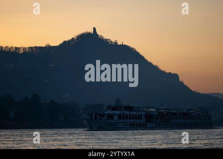 Der Rhein, Sonnenaufgang, Siebengebirge, Drachenfels, im Vordergrund das niederlaendische Fluss-Kreuzfahrt-Schiff Rembrandt van Rijn, AM 01.12.2024 *** le Rhin, lever du soleil, Siebengebirge, Drachenfels, au premier plan le bateau de croisière fluviale néerlandais Rembrandt van Rijn, le 01 12 2024 Banque D'Images