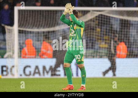 Leicester, Royaume-Uni. 08 décembre 2024. Mads Hermansen de Leicester City applaudit les fans après le match de premier League Leicester City vs Brighton et Hove Albion au King Power Stadium, Leicester, Royaume-Uni, le 8 décembre 2024 (photo par Alfie Cosgrove/News images) à Leicester, Royaume-Uni, le 8/12/2024. (Photo par Alfie Cosgrove/News images/SIPA USA) crédit : SIPA USA/Alamy Live News Banque D'Images