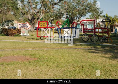 Usage éditorial uniquement le 7 décembre 2024. Gulfport, Floride, États-Unis. Décoration de Noël à Clymer Park en fin d'après-midi. Près du trottoir. Banque D'Images