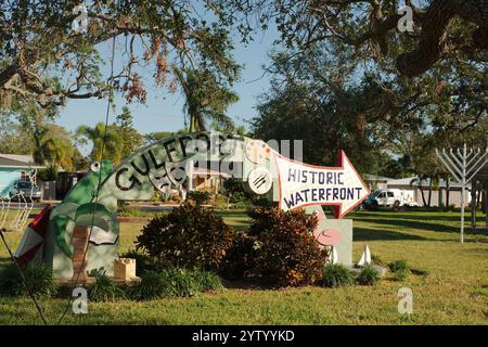 Usage éditorial uniquement le 7 décembre 2024. Gulfport, Floride, États-Unis. Décoration des vacances de Noël et flèche de panneau de direction à Clymer Park en fin d'après-midi. Côté droit Banque D'Images