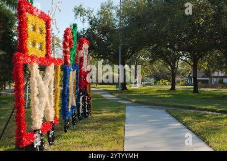 Usage éditorial uniquement le 7 décembre 2024. Gulfport, Floride, États-Unis. Décoration des fêtes de Noël lignes principales sur le trottoir de Clymer Park en fin d'après-midi. Banque D'Images