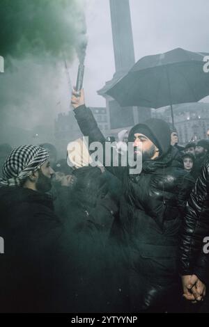 Londres, Angleterre, Royaume-Uni. 8 décembre 2024. L’événement rassemble des membres de la communauté syrienne et leurs alliés pour mettre en lumière la lutte en cours pour la liberté et les droits humains en Syrie. Avec des discours, des spectacles culturels et des expositions symboliques, les participants partagent des messages de solidarité et appellent à un soutien international continu pour une Syrie pacifique et démocratique. Crédit : ZUMA Press, Inc/Alamy Live News Banque D'Images