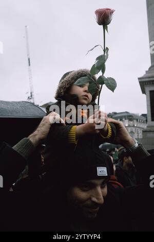 Londres, Angleterre, Royaume-Uni. 8 décembre 2024. L’événement rassemble des membres de la communauté syrienne et leurs alliés pour mettre en lumière la lutte en cours pour la liberté et les droits humains en Syrie. Avec des discours, des spectacles culturels et des expositions symboliques, les participants partagent des messages de solidarité et appellent à un soutien international continu pour une Syrie pacifique et démocratique. Crédit : ZUMA Press, Inc/Alamy Live News Banque D'Images