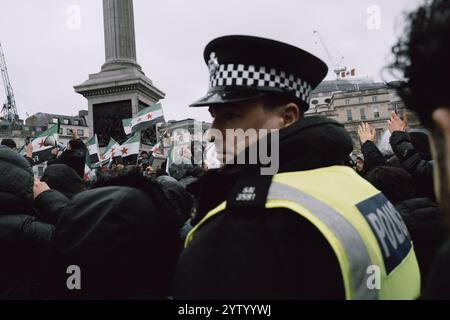 Londres, Angleterre, Royaume-Uni. 8 décembre 2024. L’événement rassemble des membres de la communauté syrienne et leurs alliés pour mettre en lumière la lutte en cours pour la liberté et les droits humains en Syrie. Avec des discours, des spectacles culturels et des expositions symboliques, les participants partagent des messages de solidarité et appellent à un soutien international continu pour une Syrie pacifique et démocratique. Crédit : ZUMA Press, Inc/Alamy Live News Banque D'Images