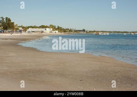 Les lignes d'attaque basses vers l'est au-dessus de Gulfport Beach ont endommagé l'onde de tempête après les ouragans Helene et Milton à Gulfport Beach en Floride. Vers Casino Banque D'Images