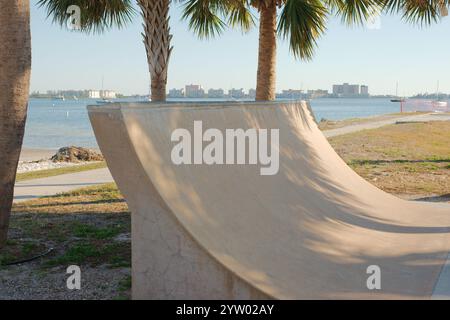 Skate Park au Gulfport Recreation Center Half-pipes, mains courantes, palmiers, funboxes, rampes vertes, jeux d'escaliers, tuyaux de quart, rebords, transfe de colonne vertébrale Banque D'Images