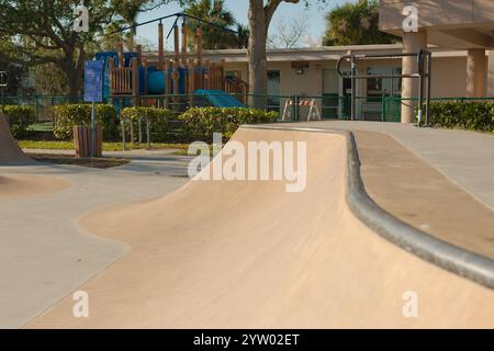 Skate Park au Gulfport Recreation Center Half-pipes, mains courantes, palmiers, funboxes, rampes vertes, jeux d'escaliers, tuyaux de quart, rebords, transfe de colonne vertébrale Banque D'Images