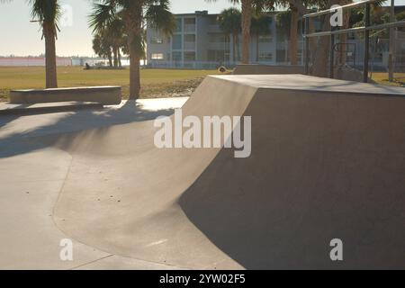 Skate Park au Gulfport Recreation Center Half-pipes, mains courantes, palmiers, funboxes, rampes vertes, jeux d'escaliers, tuyaux de quart, rebords, transfe de colonne vertébrale Banque D'Images