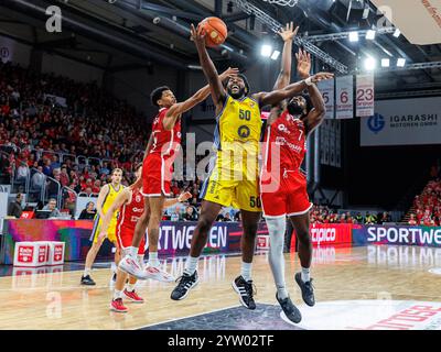 Ronaldo Segu (Bamberg Baskets, #10), Trevion Williams (ALBA Berlin, #50), KeyShawn Feazell (Bamberg Baskets, #07), Bamberg Baskets v. ALBA Berlin, Basketball, BBL Pokal, Viertelfinale, 08.12.2024 Foto : Eibner-Pressefoto/Guener Santemiz Banque D'Images