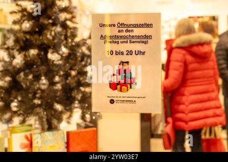 Weihnachtsgeschenke kaufen, Öffnungszeiten eines Ladens an den Adventswochenenden, München, Dezember 2024 Deutschland, München, Dezember 2024, Weihnachtsgeschenke kaufen, Öffnungszeiten eines Ladens an den Adventswochenenden, 10 bis 20 Uhr, City Parfümerie, schenken zu Weihnachten, Weihnachtsgeschenk, *** acheter des cadeaux de Noël, horaires d'ouverture d'un magasin le week-end de l'Avent, Munich, décembre 2024 Allemagne, Munich, décembre 2024, acheter des cadeaux de Noël, heures d'ouverture d'un magasin le week-end de l'Avent, 10h à 20h, ville Parfümerie, cadeaux de Noël, cadeau de Noël, Banque D'Images