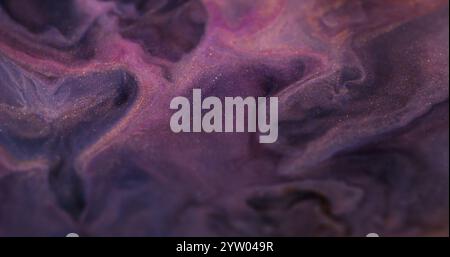 Flux de peinture scintillante. Déversement flou de liquide. Flou de flou artistique abstrait de texture de marbre scintillant couleur pourpre flou. Banque D'Images