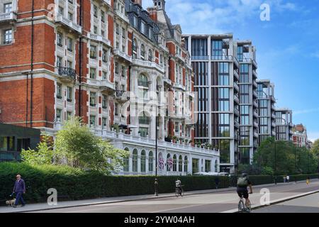Piste cyclable à côté de Hyde Park à Londres, avec les hôtels Knightsbridge en arrière-plan Banque D'Images
