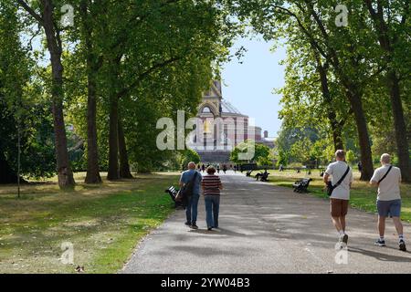 Sentier de randonnée à travers les jardins de Kensington, en direction du mémorial de Prince Albert Banque D'Images