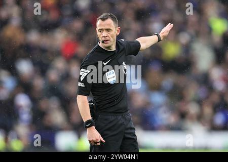 Leicester, Royaume-Uni. 08 décembre 2024. L'arbitre Stuart Attwell lors du match de premier League entre Leicester City et Brighton & Hove Albion au King Power Stadium de Leicester, en Angleterre. (James Holyoak/SPP) crédit : SPP Sport Press photo. /Alamy Live News Credit : SPP Sport Press photo. /Alamy Live News Banque D'Images