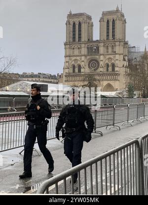 Paris, France. 08 décembre 2024. Patrouille de police aux côtés de notre-Dame le jour de la réouverture de la célèbre cathédrale de Paris, en France, le dimanche 8 décembre 2024. La cathédrale médiévale a officiellement sonné ses cloches aujourd'hui pour la première fois en cinq ans après avoir brûlé dans un incendie dévastateur. Photo de Maya Vidon-White/UPI crédit : UPI/Alamy Live News Banque D'Images