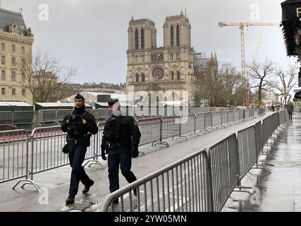 Paris, France. 08 décembre 2024. Patrouille de police aux côtés de notre-Dame le jour de la réouverture de la célèbre cathédrale de Paris, en France, le dimanche 8 décembre 2024. La cathédrale médiévale a officiellement sonné ses cloches aujourd'hui pour la première fois en cinq ans après avoir brûlé dans un incendie dévastateur. Photo de Maya Vidon-White/UPI crédit : UPI/Alamy Live News Banque D'Images