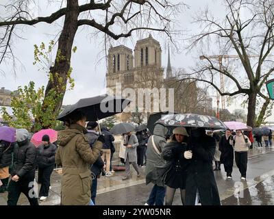 Paris, France. 08 décembre 2024. Les visiteurs regardent notre-Dame le jour de la réouverture de la célèbre cathédrale de Paris, en France, le dimanche 8 décembre 2024. La cathédrale médiévale a officiellement sonné ses cloches aujourd'hui pour la première fois en cinq ans après avoir brûlé dans un incendie dévastateur. Photo de Maya Vidon-White/UPI crédit : UPI/Alamy Live News Banque D'Images