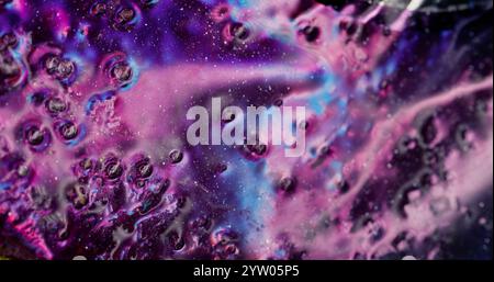 Débit de liquide d'huile. Texture scintillante. Couleur lilas bleu défocalisé encre de peinture scintillante scintillante particules brillantes se déplaçant sur fond d'art abstrait flou de lumière bokeh. Banque D'Images