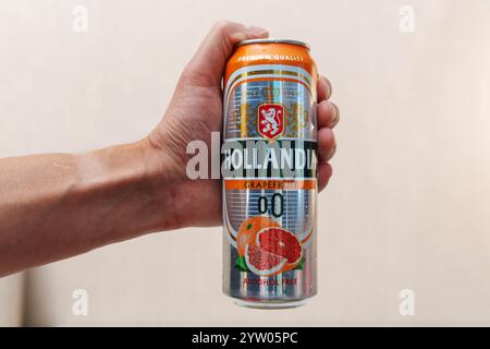 Tyumen, Russie-06 septembre 2024 : bière sans alcool, bouteilles Hollandia en magasin. Brassé en Hollande, depuis 1758 Banque D'Images