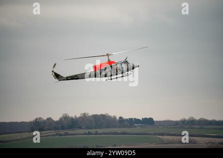 ZH814 Armée britannique 1971 hélicoptère Bell 212 B-BGMH (Army Air corps AAC) 1971 hélicoptère Bell 212 B-BGMH menant une formation de pilote, Wilts UK Banque D'Images