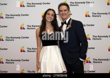 Andy Blankenbuehler, lauréat du Kennedy Center Honoree 2018, et sa fille Sofia arrivent pour la cérémonie du médaillon honorant les récipiendaires du 47e Kennedy Center Honors annuel au Département d'État des États-Unis à Washington, DC le samedi 7 décembre 2024. Les lauréats de 2024 sont : le réalisateur et cinéaste Francis Ford Coppola ; le légendaire groupe de rock américain The Grateful Dead (Mickey Hart, Bill Kreutzmann, Phil Lesh, Bobby Weir) ; la chanteuse-compositrice et guitariste de blues rock Bonnie Raitt ; le trompettiste, pianiste et compositeur de jazz Arturo Sandoval ; et The Apollo, qui recevra un concert Banque D'Images