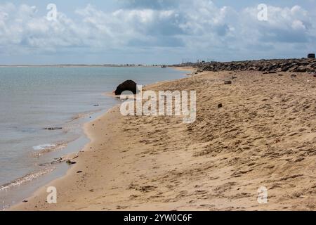 Dhanushkodi, Tamil Nadu, Inde - 10 octobre 2024 : la plage de Dhanushkodi, située près d'Arichal Munai, est connue pour son sable immaculé et ses eaux claires. Dhanus Banque D'Images