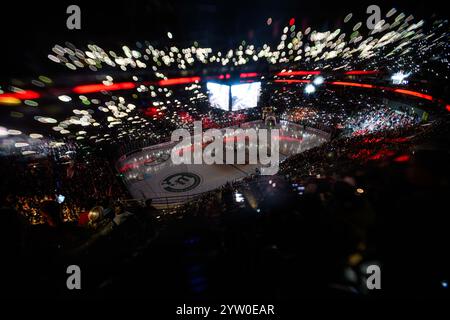 COLOGNE, ALLEMAGNE - 8 DÉCEMBRE 2024 : Hockey match DEL Koelner haie - Augrsburger Panter à Lanxess Arena Banque D'Images