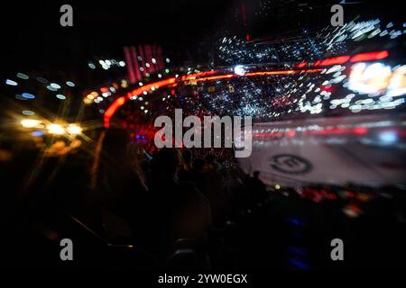 COLOGNE, ALLEMAGNE - 8 DÉCEMBRE 2024 : Hockey match DEL Koelner haie - Augrsburger Panter à Lanxess Arena Banque D'Images