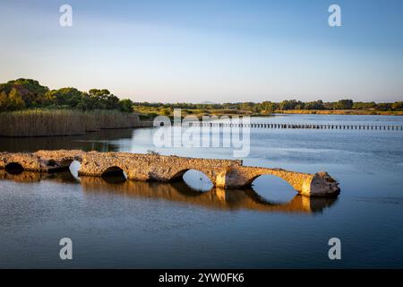 Ponte Romano. Pont Famnous et monument près d'Alghero en Sardaigne, Italie. Banque D'Images