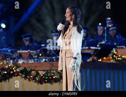 La secrétaire à l'intérieur des États-Unis, Deb Haaland, prend la parole lors de la 102e cérémonie nationale d'éclairage d'arbres de Noël sur l'ellipse à la Maison Blanche et au parc du Président à Washington, DC, le jeudi 5 décembre 2024. L'arbre de cette année est une épinette rouge de 35 pieds provenant des forêts nationales George Washington et Jefferson en Virginie. .Credit : Bonnie Cash / Pool via CNP/AdMedia/AdMedia Banque D'Images