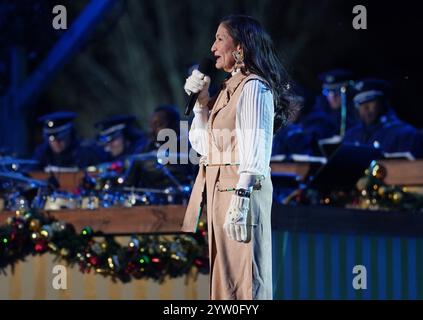 La secrétaire à l'intérieur des États-Unis, Deb Haaland, prend la parole lors de la 102e cérémonie nationale d'éclairage d'arbres de Noël sur l'ellipse à la Maison Blanche et au parc du Président à Washington, DC, le jeudi 5 décembre 2024. L'arbre de cette année est une épinette rouge de 35 pieds provenant des forêts nationales George Washington et Jefferson en Virginie. .Credit : Bonnie Cash / Pool via CNP/AdMedia/AdMedia Banque D'Images