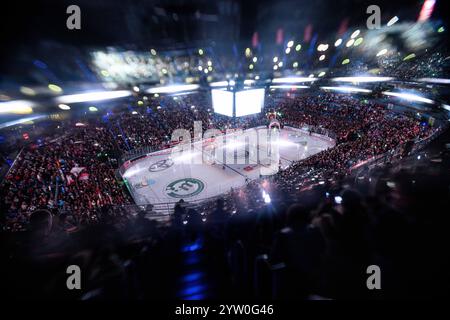 COLOGNE, ALLEMAGNE - 8 DÉCEMBRE 2024 : Hockey match DEL Koelner haie - Augrsburger Panter à Lanxess Arena Banque D'Images
