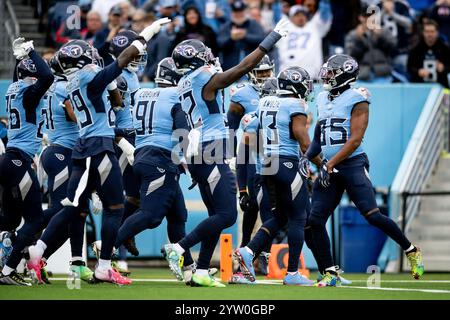 Nashville, Tennessee, États-Unis. 8 décembre 2024. Les Titans du Tennessee célèbrent une interception lors de leur match NFL contre les Jaguars de Jacksonville au Nissan Stadium. (Crédit image : © Camden Hall/ZUMA Press Wire) USAGE ÉDITORIAL SEULEMENT! Non destiné à UN USAGE commercial ! Crédit : ZUMA Press, Inc/Alamy Live News Banque D'Images