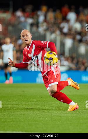 Valencia, Espagne. 08 décembre 2024. MADRID, ESPAGNE - 7 DÉCEMBRE : ISI Palazon Right Winger du Rayo Vallecano court avec le ballon lors du match LaLiga EA Sports entre Valencia CF et Rayo Vallecano au stade Mestalla le 7 décembre 2024 à Valence, Espagne. (Photo de Jose Torres/photo Players images/Magara Press) crédit : Magara Press SL/Alamy Live News Banque D'Images