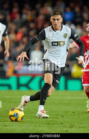 Valencia, Espagne. 08 décembre 2024. MADRID, ESPAGNE - 7 DÉCEMBRE : Enzo Barrenechea Centre-back de Valencia CF court avec le ballon lors du match LaLiga EA Sports entre Valencia CF et Rayo Vallecano au stade Mestalla le 7 décembre 2024 à Valence, Espagne. (Photo de Jose Torres/photo Players images/Magara Press) crédit : Magara Press SL/Alamy Live News Banque D'Images