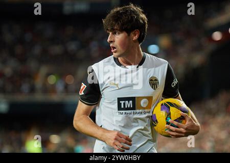 Valencia, Espagne. 08 décembre 2024. MADRID, ESPAGNE - 7 DÉCEMBRE : Javi Guerra milieu de terrain central de Valencia CF regarde pendant le match LaLiga EA Sports entre Valencia CF et Rayo Vallecano au stade Mestalla le 7 décembre 2024 à Valence, Espagne. (Photo de Jose Torres/photo Players images/Magara Press) crédit : Magara Press SL/Alamy Live News Banque D'Images