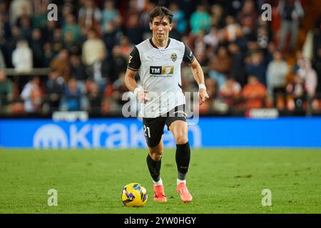 Valencia, Espagne. 08 décembre 2024. MADRID, ESPAGNE - 7 DÉCEMBRE : Jesus Vazquez arrière gauche du Valencia CF court avec le ballon lors du match LaLiga EA Sports entre Valencia CF et Rayo Vallecano au stade Mestalla le 7 décembre 2024 à Valence, Espagne. (Photo de Jose Torres/photo Players images/Magara Press) crédit : Magara Press SL/Alamy Live News Banque D'Images