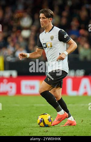 Valencia, Espagne. 08 décembre 2024. MADRID, ESPAGNE - 7 DÉCEMBRE : Jesus Vazquez arrière gauche du Valencia CF court avec le ballon lors du match LaLiga EA Sports entre Valencia CF et Rayo Vallecano au stade Mestalla le 7 décembre 2024 à Valence, Espagne. (Photo de Jose Torres/photo Players images/Magara Press) crédit : Magara Press SL/Alamy Live News Banque D'Images