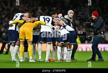 Londres, Royaume-Uni. 8 décembre 2024. Les Spurs se blottissent lors du Tottenham Hotspur V Chelsea Barclays premier League match au Tottenham Hotspur Stadium, à Londres. Cette image est RÉSERVÉE à UN USAGE ÉDITORIAL. Licence requise de Football DataCo pour toute autre utilisation. Crédit : MARTIN DALTON/Alamy Live News Banque D'Images