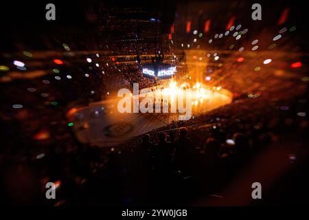 COLOGNE, ALLEMAGNE - 8 DÉCEMBRE 2024 : Hockey match DEL Koelner haie - Augrsburger Panter à Lanxess Arena Banque D'Images