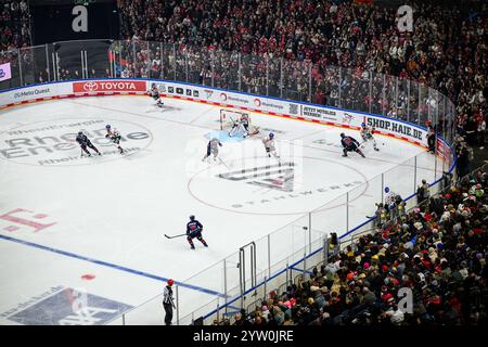 COLOGNE, ALLEMAGNE - 8 DÉCEMBRE 2024 : Hockey match DEL Koelner haie - Augrsburger Panter à Lanxess Arena Banque D'Images
