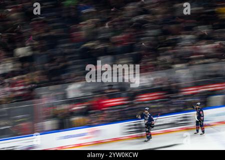 COLOGNE, ALLEMAGNE - 8 DÉCEMBRE 2024 : Hockey match DEL Koelner haie - Augrsburger Panter à Lanxess Arena Banque D'Images