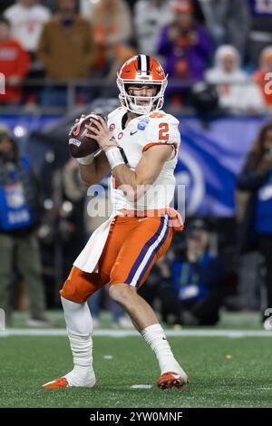 Charlotte, Caroline du Nord, États-Unis. 7 décembre 2024. Cade Klubnik (2), quarterback des Clemson Tigers, passe la balle lors du match de championnat ACC entre les Clemson Tigers et les SMU Mustangs au Bank of America Stadium de Charlotte, Caroline du Nord. Jonathan Huff/CSM/Alamy Live News Banque D'Images