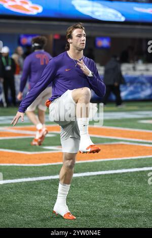 Charlotte, Caroline du Nord, États-Unis. 7 décembre 2024. Le quarterback des Clemson Tigers Cade Klubnik (2) s'échauffe avant le match de championnat ACC entre les Clemson Tigers et les SMU Mustangs au Bank of America Stadium de Charlotte, Caroline du Nord. Jonathan Huff/CSM/Alamy Live News Banque D'Images