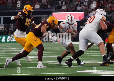 Arlington, Texas, États-Unis. 7 décembre 2024. Le quarterback Rocco Becht #3 de l'Iowa State court avec le ballon contre l'Arizona State lors du Dr Pepper BIG 12 Championship 2024 au AT&T Stadium. Score final Arizona State bat Iowa State 45-19. Le 7 décembre 2024 à Arlington, Texas (crédit image : © Javier Vicencio/eyepix via ZUMA Press Wire) USAGE ÉDITORIAL SEULEMENT! Non destiné à UN USAGE commercial ! Banque D'Images