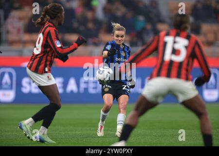 Milan, Italie. 8 décembre 2024. Lina Magull du FC Internazionale passe le ballon entre Evelyn Ijeh et Allyson Swaby de l'AC Milan lors du match de Serie A Femminile au Stadio Giuseppe Meazza, Milan. Le crédit photo devrait se lire : Jonathan Moscrop/Sportimage crédit : Sportimage Ltd/Alamy Live News Banque D'Images