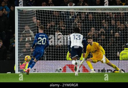 Londres, Royaume-Uni. 08 décembre 2024. Cole Palmer de Chelsea marque le 4e but de son équipe après un penalty. Premier League match, Tottenham Hotspur contre Chelsea au Tottenham Hotspur Stadium à Londres le dimanche 8 décembre 2024. Cette image ne peut être utilisée qu'à des fins éditoriales. Usage éditorial exclusif photo par Sandra Mailer/Andrew Orchard photographie sportive/Alamy Live News crédit : Andrew Orchard photographie sportive/Alamy Live News Banque D'Images